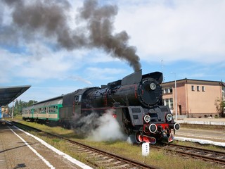 Railways, steam locomotive with wagon © Mirek Kijewski