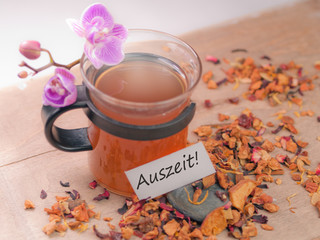 Auszeit mit Glas Tee