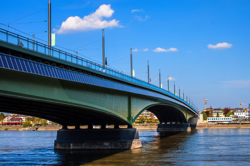 Obraz premium Kennedybrucke (Kennedy bridge) in Bonn, Germany