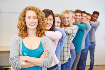 Glückliche Studenten stehen hintereinander