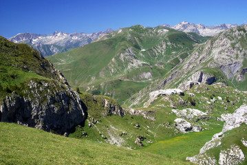 Fototapeta na wymiar Alpine track. France to Italy
