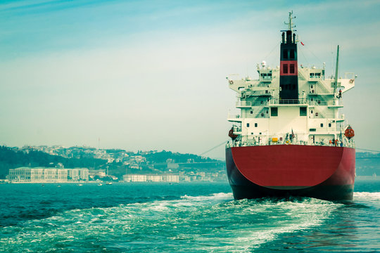 cargo passant le Bosphore