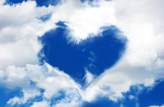 Nuages en forme de cœur dans un ciel bleu, symbole et arrière-plan d'amour, célébration de mariage ou Saint Valentin