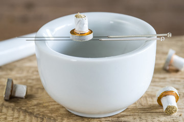 Akupunktur Nadeln mit Mörser und Moxakegeln