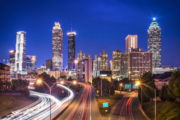 Fototapeta na wymiar Atlanta, Georgia powyżej Parkway Wolności Skyline