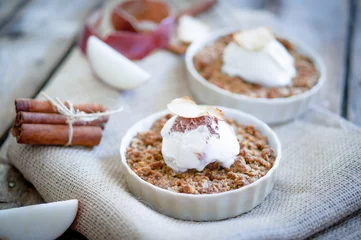 Rolgordijnen Apple crumble dessert with cinnamon and vanilla ice -cream on wo © ehaurylik