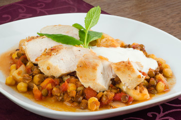 Grilled chicken with beans and tomato
