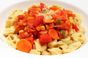 Tortellini mit Gemüsesoße und etw Käse