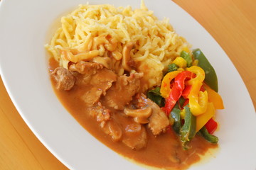 Geschnetzeltes mit Paprikarahm und Spätzle