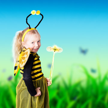 junges Mädchen als Biene verkleidet
