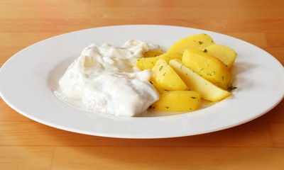 Matjesfilet in Apfel-Sauerrahmdressing mit Salzkartoffeln