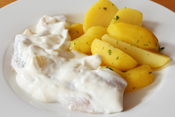 Matjesfilet in Apfel-Sauerrahmdressing mit Salzkartoffeln