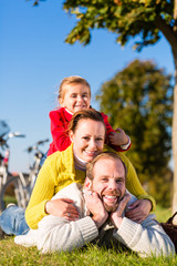 Familie beim Ausflug mit dem Fahrrad im Park 