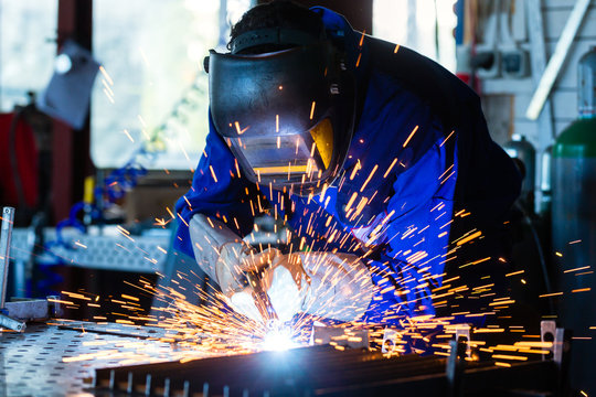 Schwei&szlig;er einer Werkstatt schwei&szlig;t Metall