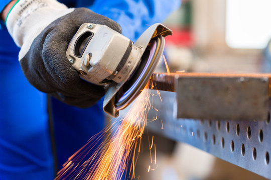 Handwerker s&auml;gt mit Trennschleifer Flex