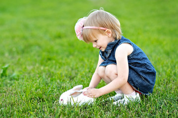 Fototapeta premium portrait of little girl outdoors with bunny