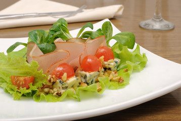 Hamon appetizer with blue cheese under the walnut sauce