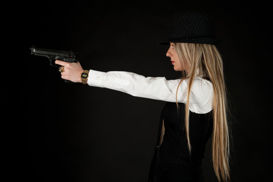 donna con pistola