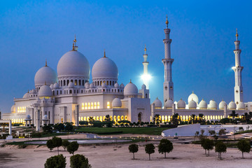 Sheikh Zayed Mosque at night. Abu Dhabi, United Arab Emirates - obrazy, fototapety, plakaty