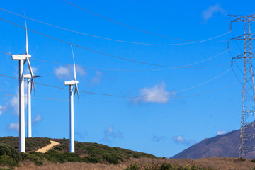Obraz premium Landschaft mit Windpark in den Bergen
