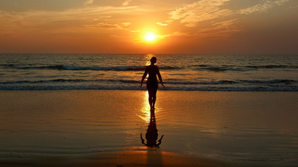 Fototapeta premium Girl doing yoga at sunset on the beach.