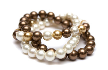 Bracelet of brown, yellow and white pearls.