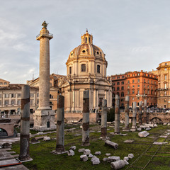 Obraz premium Sun setting on Trajans column Rome