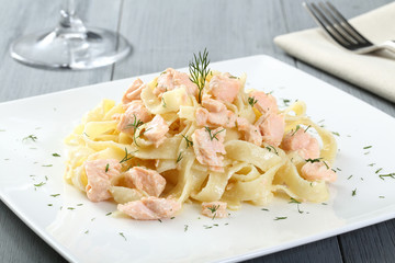 pasta linguine con salmone