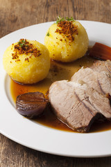 Bayerischer Schweinebraten und Kartoffelknödel