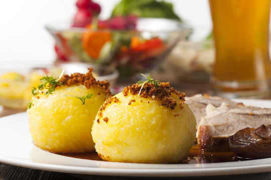 Kartoffelkn&ouml;del und Bayerischer Schweinebraten