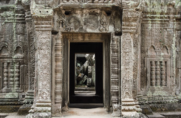 Fototapeta na wymiar Ruiny starożytnej świątyni w pobliżu Angkor Wat