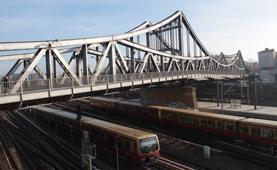 Naklejka premium Berliner S-Bahn unter der Swinemünder Brücke