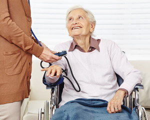 Blutdruck messen bei Senioren im Pflegeheim