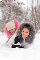 Fototapeta na wymiar Mother and daughter in the snow.