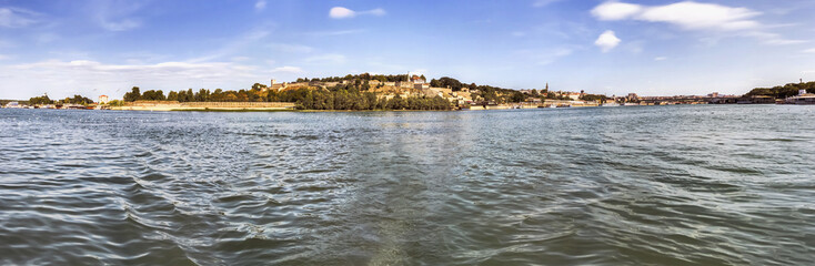 Fototapeta na wymiar Belgrad Panorama oglądane Z perspektywy rzeki Sawy