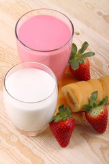 Colazione con latte,fragole e merenda