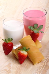 Colazione con latte,frullato di fragole e snack