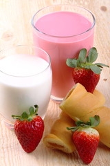 Colazione con latte,frullato di fragole e merenda