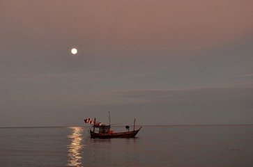 Naklejka premium Fishing boat in the moonlight