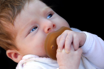 Säugling mit Latexschnuller