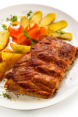 Tasty grilled ribs with vegetables