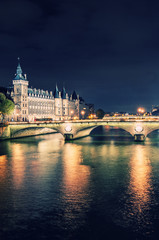 Fototapeta na wymiar zabytki Paryż nocą