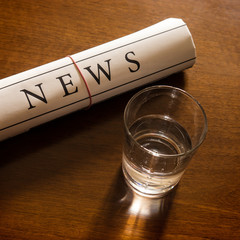 news zeitung und glas wasser