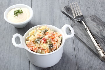 insalata russa tradizionale sfondo grigio