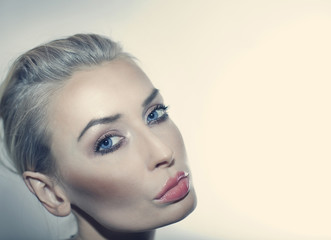Naklejka premium Beauty portrait of attractive woman.