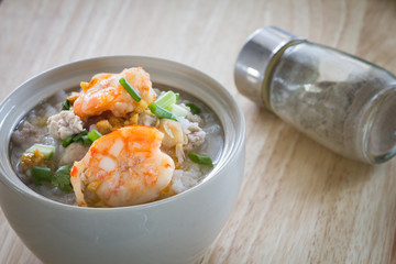 Rice porridge with shrimp