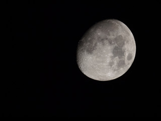 Near full moon © Claudio Divizia