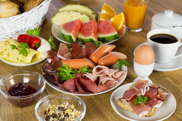gedeckter frühstückstisch