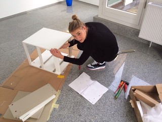 Junge Frau in der neuen Wohnung