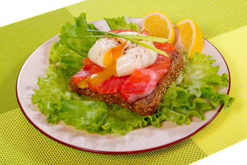 Sandwich with smoked salmon and poached egg